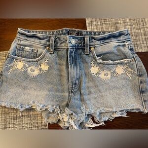 Abercrombie & Fitch Low Rise Denim shorts size 4 27”, NWOT